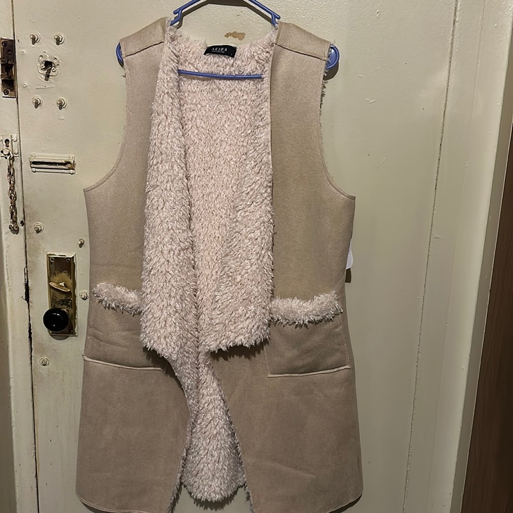 AKIRA WOMENS FUZZY FEELING BONDED SHERPA VEST COLOR TAUPE SZ SMALL BRAND NEW